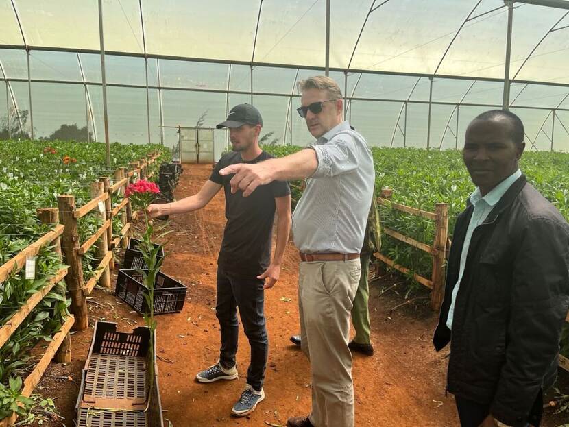 Ambassadeur Henkn Jan Bakker op bezoek bij Sosiani flowers